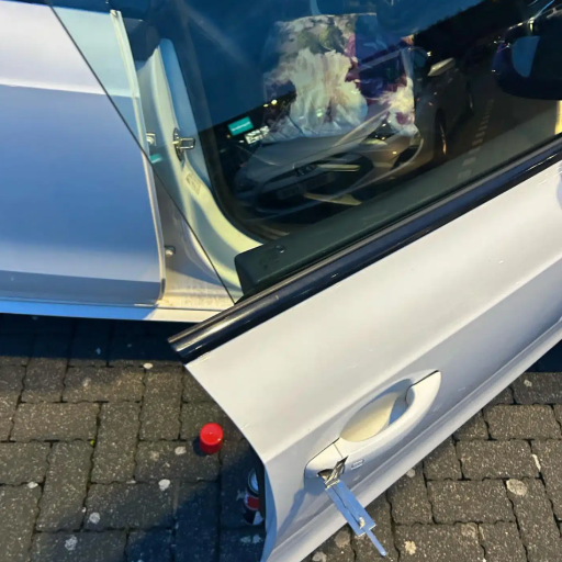 Auto Locksmith Glasgow unlocking car door using non-destructive entry tools