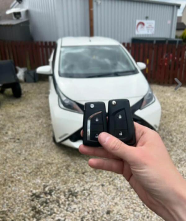 Auto Locksmith Glasgow repairing car lock system